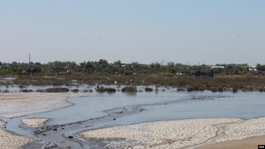 Luapan lumpur panas Lapindo Brantas mengalir ke arah utara menuju permukiman di Desa Gempolsari, Sidoarjo. (Foto: Dok VOA/Petrus Riski)