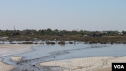 Luapan lumpur panas Lapindo Brantas mengalir ke arah utara menuju permukiman di Desa Gempolsari, Sidoarjo. (Foto: Dok VOA/Petrus Riski)