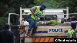 Mapurisa anonziwo ari kushandisa mutemo achitarisa kuti munhu abuda mumba maani