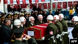 Des soldats turcs portent le cercueil d'un autre soldat tué dans des affrontements avec les forces des unités de protection du peuple kurde à Afrin, en Syrie, à Istanbul, le 11 février 2018.