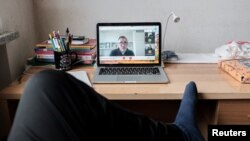 La vida encerrada: el maestro de escuela Marzio Toniolo, de 35 años, toma una foto mientras participa en una videoconferencia con sus colegas y el director de la escuela primaria donde enseña, para ver cómo están las clases de todos. San Fiorano, Italia, el 27 e marzo de 2020.