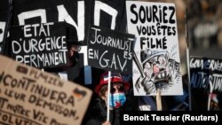 Des manifestants à la place de la République à Paris, le 28 novembre 2020.