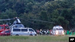 Sebuah ambulans yang diyakini membawa salah satu anak laki-laki yang diselamatkan dari gua gua Tham Luang di distrik Mae Sai di provinsi Chiang Rai, Thailand utara yang terkepung banjir ke rumah sakit di Chiang Rai, Selasa, 10 Juli 2018. 