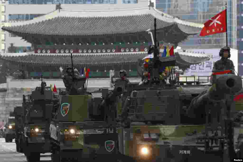 Tentara Korea Selatan di atas kendaraan artileri melambaikan tangan pada massa dalam parade militer di Seoul (1/10). (Reuters/Kim Hong-Ji)