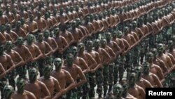 Tentara Indonesia melakukan latihan menjelang parade dalam perayaan HUT TNI di Cilegon, Banten (foto: dok). 