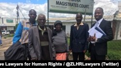 Abantu abaxotshwa nguNkosikazi Grace Mugabe epulazini leManzou belegqwetha labo. © Zimbabwe Lawyers for Human Rights.