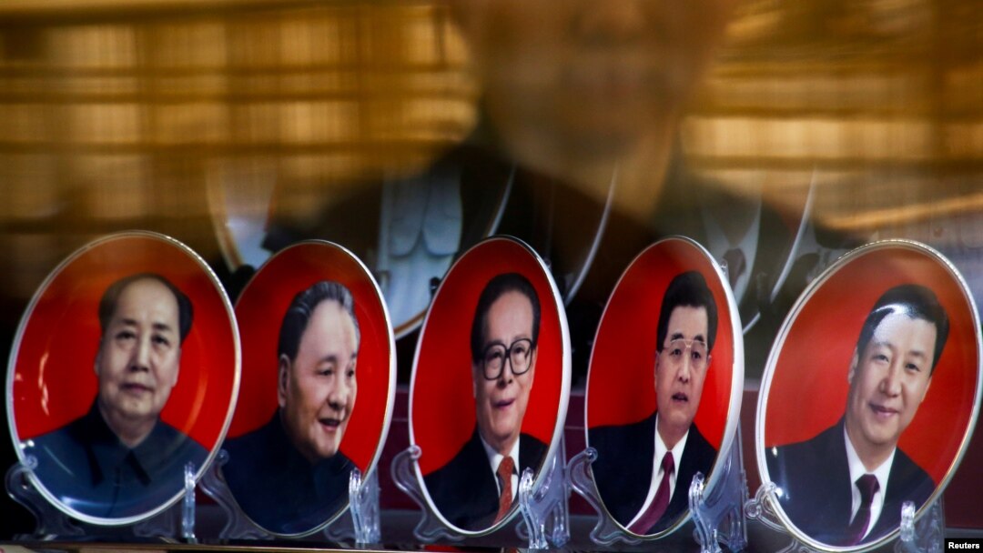Sebuah toko di Beijing menjual cenderamata piring-piring bergambarkan para mantan pemimpin China (dari kiri ke kanan) Mao Zedong, Deng Xiaoping, Jiang Zemin, Hu Jintao dan Presiden saat ini Xi Jinping (25/10). (Reuters/Thomas Peter)