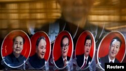 Sebuah toko di Beijing menjual cenderamata piring-piring bergambarkan para mantan pemimpin China (dari kiri ke kanan) Mao Zedong, Deng Xiaoping, Jiang Zemin, Hu Jintao dan Presiden saat ini Xi Jinping (25/10). (Reuters/Thomas Peter)