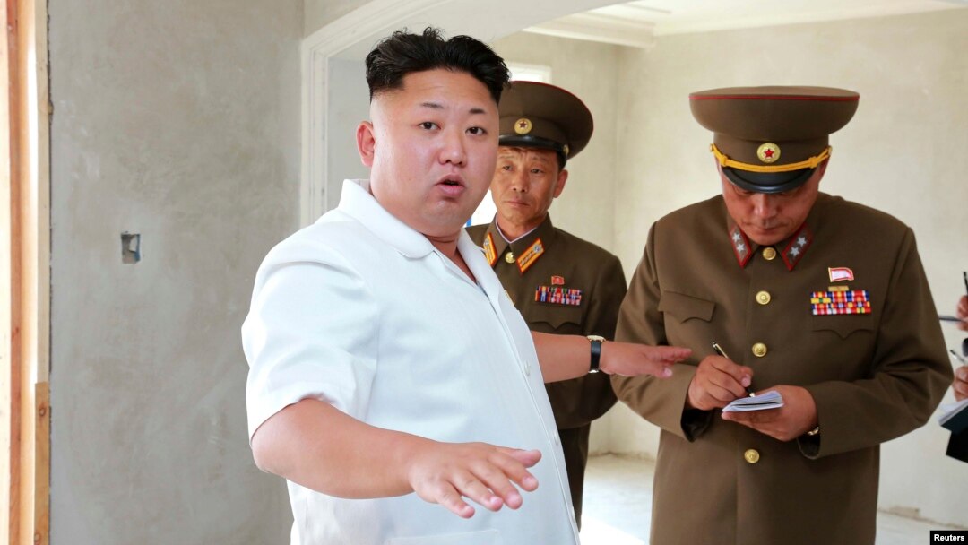 Lãnh tụ Bắc Triều Tiên Kim Jong Un hướng dẫn việc xây cất nhà ở cho các giáo viên trường đại học công nghệ Kim Chaek tại Bình Nhưỡng.