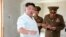 Lãnh tụ Bắc Triều Tiên Kim Jong Un hướng dẫn việc xây cất nhà ở cho các giáo viên trường đại học công nghệ Kim Chaek tại Bình Nhưỡng.