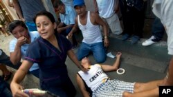 2016年4月19日医护人员安慰在遇难者葬礼后悲痛欲绝的亲属