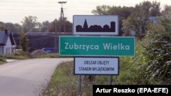 Информационное табло о чрезвычайном положении у границы с Беларусью в Зубжице-Велке, на северо-востоке Польши