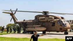구출된 이스라엘 인질을 태운 헬리콥터가 8일 병원에 도착하고 있다. 