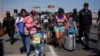 Migrantes indocumentados se encuentran varados en la frontera entre Perú y Chile. Muchos esperan un posible corredor humanitario que les permita volver a sus países de origen. 