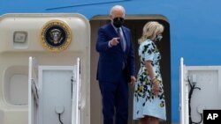 El presidente Joe Biden y la primera dama, Jill Biden, saludan al abordar el avión presidencial en que viajaron al estado de Georgia donde celebró sus primeros 100 días en la Presidencia.