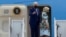 El presidente Joe Biden y la primera dama, Jill Biden, saludan al abordar el avión presidencial en que viajaron al estado de Georgia donde celebró sus primeros 100 días en la Presidencia.