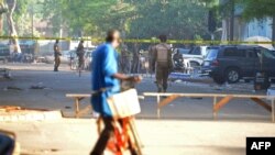 Un homme passe près d'une patrouille militaire à Ouagadougou, au Burkina Faso, le 3 mars 2018.