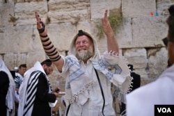 Un judío religioso ora en el Muro de las Lamentaciones, en la Ciudad Vieja de Jerusalén.