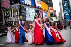 7일 미국 뉴욕 맨해튼에서 미인대회에 참가한 소녀들이 사진을 찍고 있다.