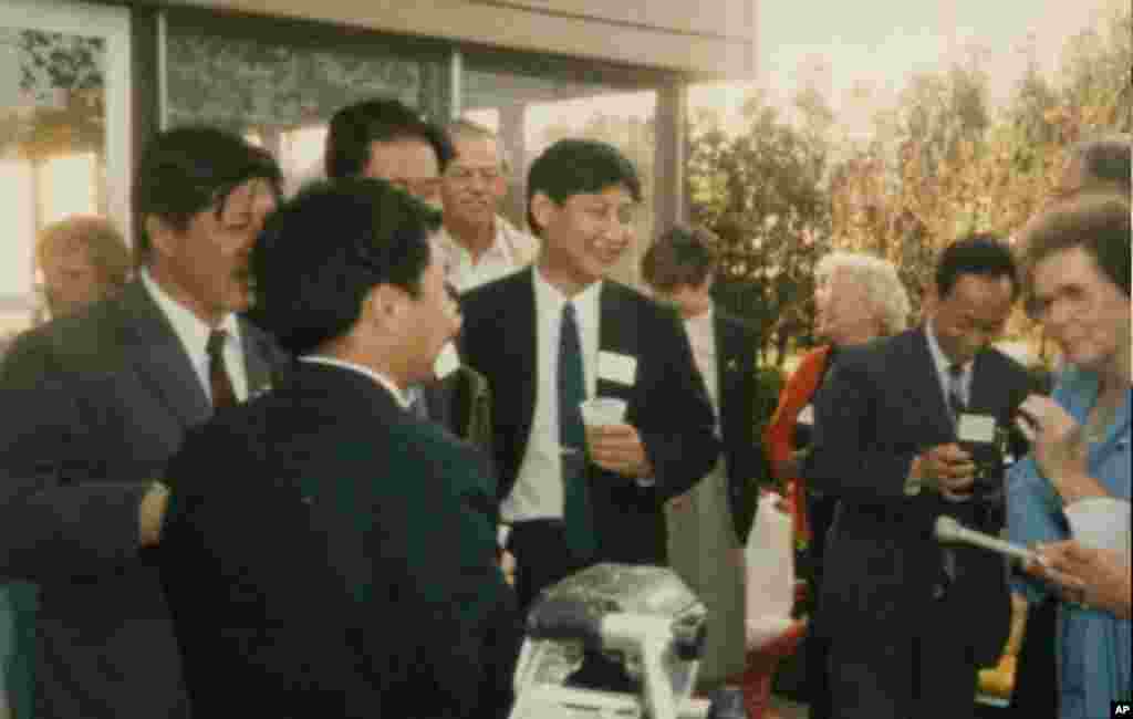 習近平和代表團一起拜訪當地居民珍尼特‧勞奇家。