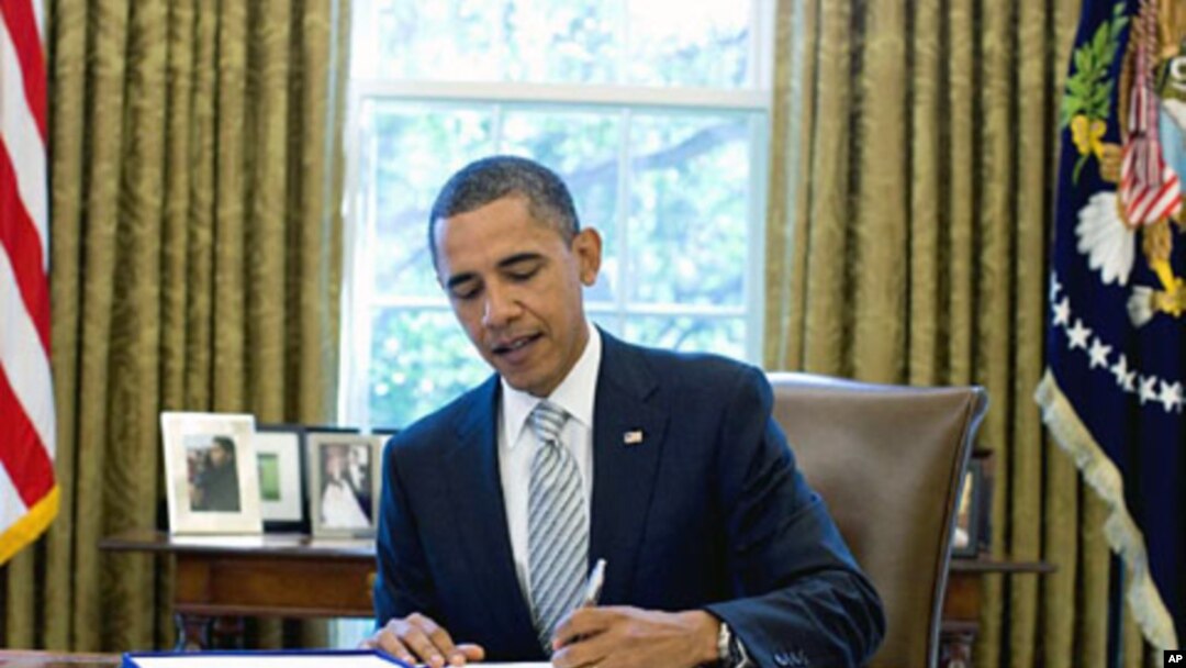 President Barack Obama signs the National Aeronautics and Space Administration Authorization Act of 2010 in the Oval Office, 11 Oct 2010