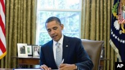 President Barack Obama signs the National Aeronautics and Space Administration Authorization Act of 2010 in the Oval Office, 11 Oct 2010