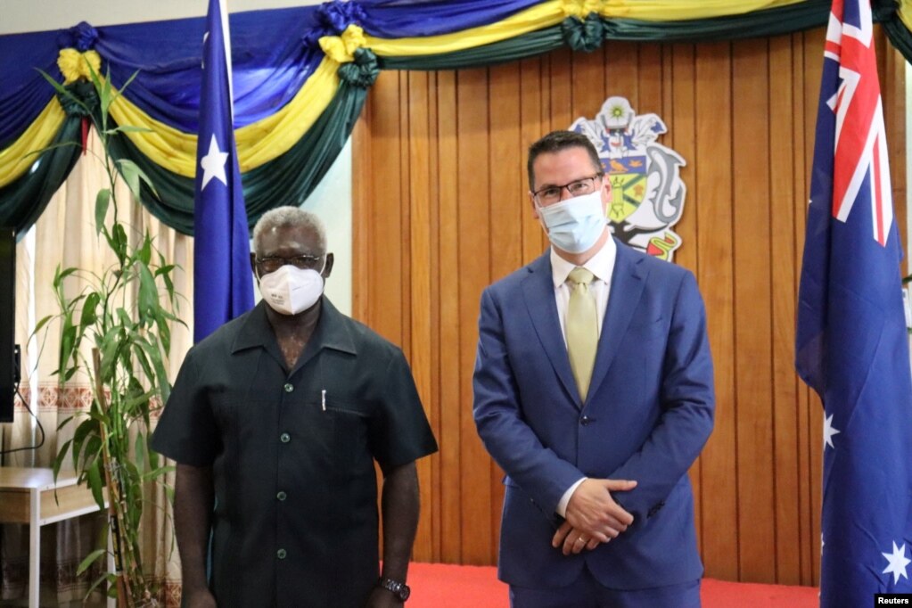 澳大利亚太平洋事务部长赛索嘉出访所罗门首都霍尼亚拉，与所罗门群岛总理索加瓦雷（左）举行会晤。（2022年4月13日）(photo:VOA)
