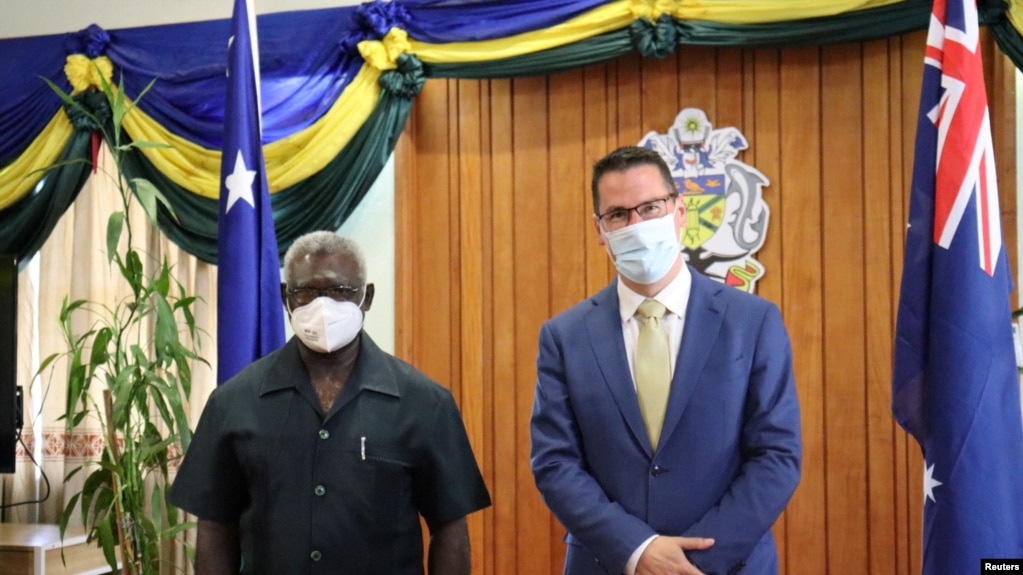 2022年4月13日，所罗门群岛总理索加瓦雷与澳大利亚国际发展与太平洋事务部长塞色里亚举行会议，讨论中所签署的安全协议。（照片由澳大利亚外交与贸易部提供。）(photo:VOA)