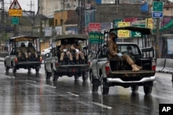 Pasukan Pakistan berpatroli saat lockdown virus corona di Rawalpindi, Pakistan, 24 Maret 2020. (Foto: AP)