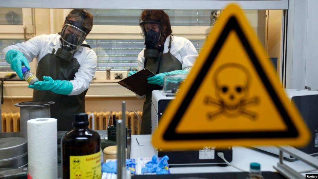 Para pekerja OPCW melakukan pengujian di laboratorium sampel yang terkontaminasi oleh bahan kimia semacam gas Sarin (foto: dok). 