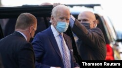 El presidente electo Joe Biden llega al centro Queen en Wilmington, Delaware para reunirse con sus asesores. 