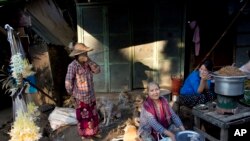 ရန်ကုန်မြို့တနေရာရှိ ဈေးရောင်းသူများမြင်ကွင်းတခု။ ဇန်နဝါရီ ၃၀၊ ၂၀၁၆