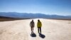 Los visitantes caminan bajo el sol en Badwater Basin en el Parque Nacional Death Valley, o Valle de la Muerte, cerca de Furnace Creek, durante una ola de calor que afectó al sur de California el 7 de julio de 2024. 