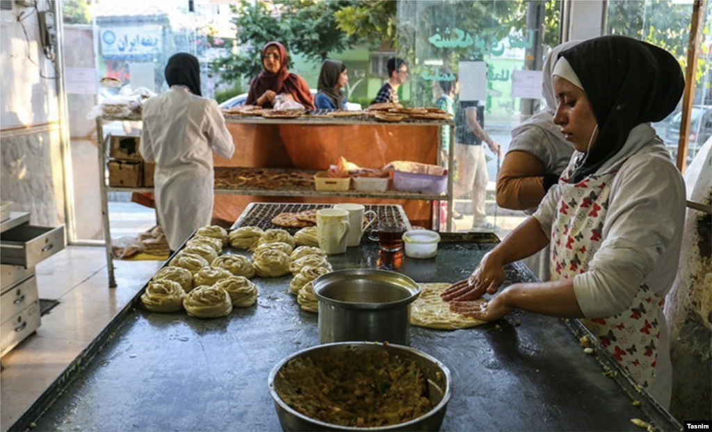 پخت نان سنتی فتیر در بجنورد عکس: احسان رسولی
