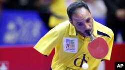 Le champion paralympique égyptien de tennis de table Ibrahim Hamato renvoi un coup à son adversaire lors d’un match d'exhibition avant la finale du Championnat du monde du table tennis en équipe à Kuala Lumpur, Malaisie, 6 mars 2016.