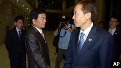 Kim Kiwoong, right, the head of South Korea's working-level delegation, shakes hands with his North Korean counterpart Park Chol Su after their meeting at Kaesong Industrial District Management Committee in Kaesong, North Korea, July 25, 2013. 