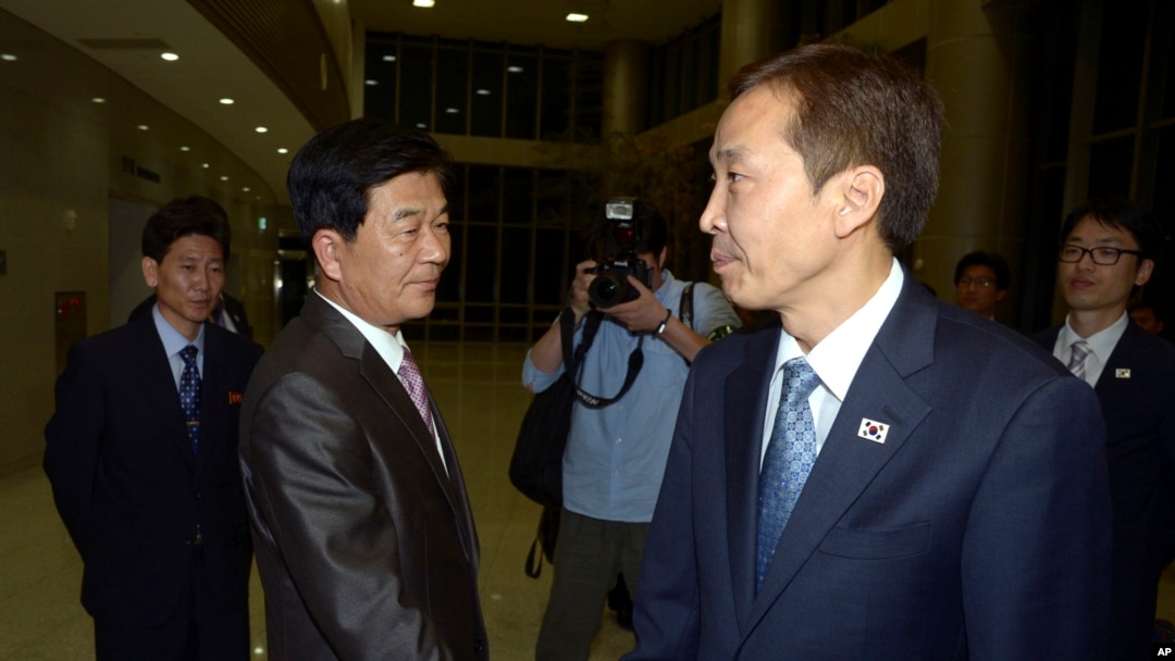 Ông Kim Kiwoong (phải), người đứng đầu phái đoàn Nam Triều Tiên, bắt tay với đối tác Bắc Triều Tiên sau cuộc họp tại Kaesong, ngày 25 tháng 7 năm 2013.