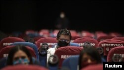 Algunos ciudadanos acuden al cine, baja estrictas restricciones sanitarias, en Ciudad de México, el pasado 12 de agosto.
