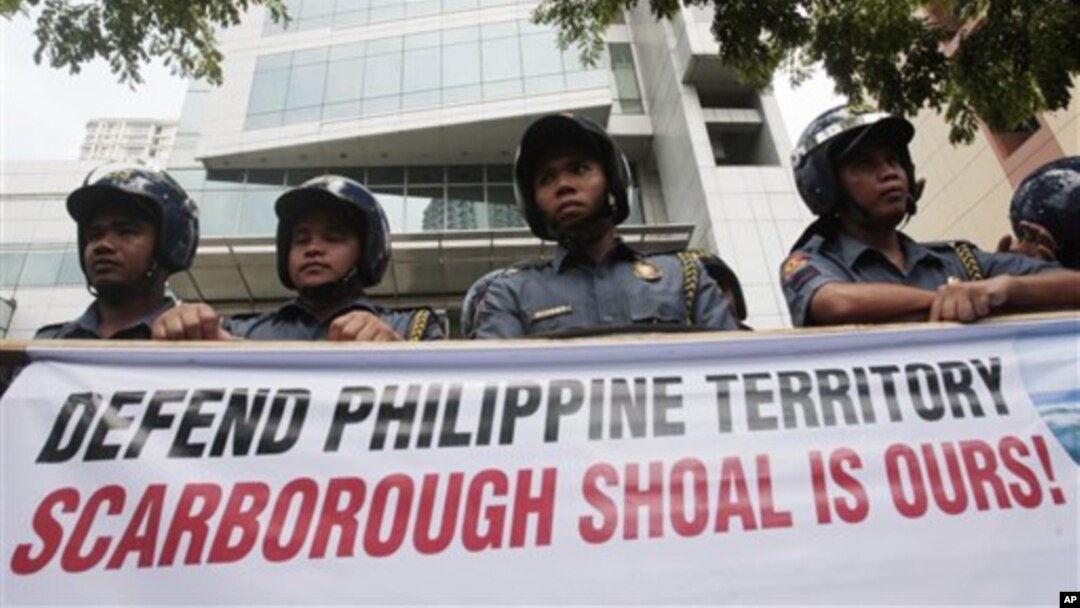 Người Philippines biểu tình với biểu ngữ 'Bảo vệ lãnh thổ Philippines. Bãi cạn Scarborough là của chúng tôi' bên ngoài lãnh sự quán Trung Quốc ở Manila.