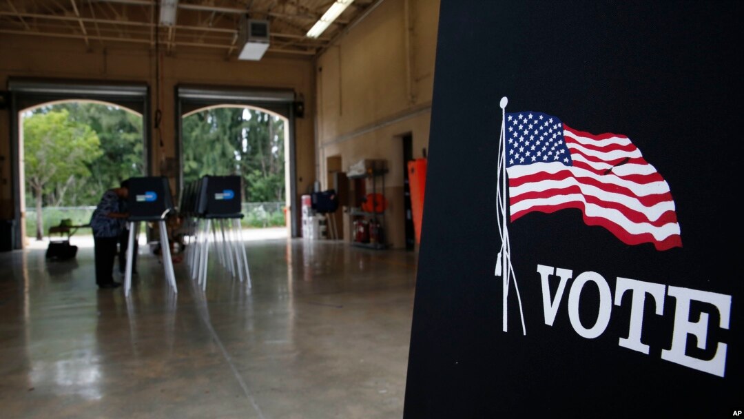 Glasač na biračkom mestu tokom preliminarnih izbora na Florida, 28. avgusta 2018.