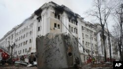 Un fragmento de cohete yace frente al edificio del Servicio de Seguridad Ucraniana después de un ataque en Járkov, Ucrania, el 2 de marzo de 2022.