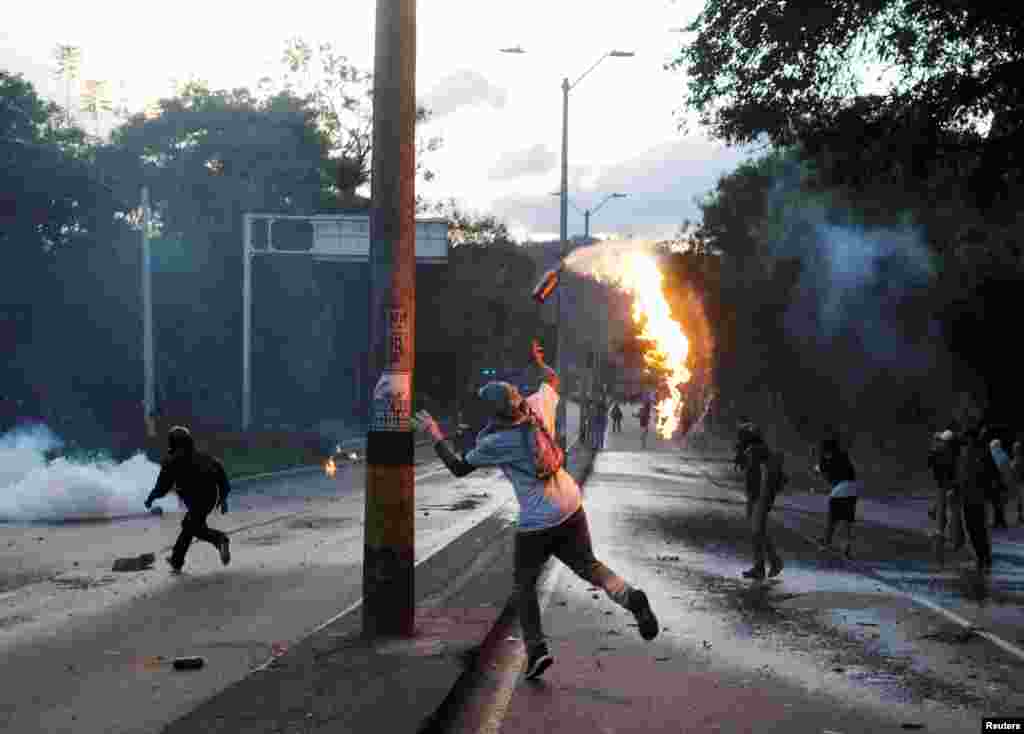 Las manifestaciones fueron convocadas originalmente a fines de abril contra un plan fiscal ahora cancelado.