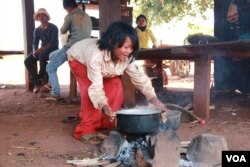 Bunong minority children in a remote village, Krang Tes, in Pech Chreada district, which located near the protected forest in Mondulkiri province on March 10th, 2015. (Nov Povleakhena/VOA Khmer)