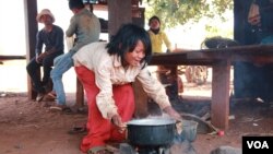 Bunong children in a remote village, in Krang Tes, in Pech Chreada district, which is located near the protected forest in Mondulkiri province, March 10th, 2015. (Nov Povleakhena/VOA Khmer)