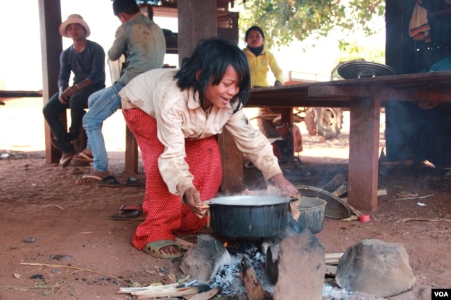 Bunong minority children in a remote village, Krang Tes, in Pech Chreada district, which located near the protected forest in Mondulkiri province on March 10th, 2015. (Nov Povleakhena/VOA Khmer)