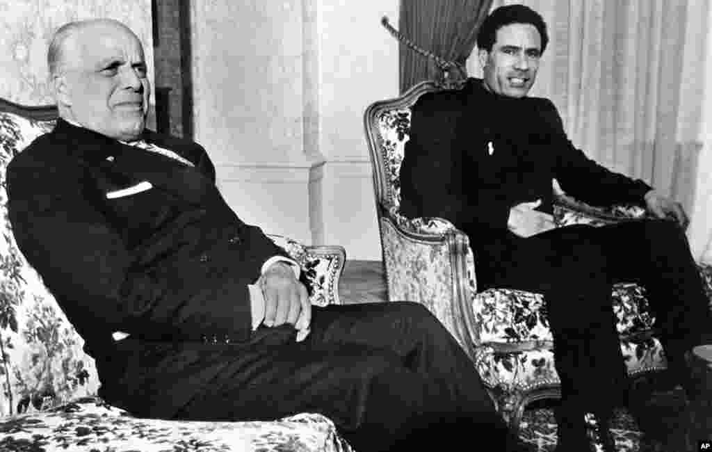 Colonel Moammar Gadhafi (R), leader of the Libyan Jamahiriya, and Habib Bourguiba, President of Tunisia are pictured 26 January 1974 in Geneva, (AFP)