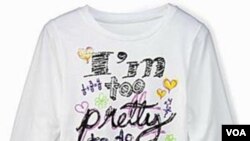 La camiseta que dice “Soy muy bonita para hacer tareas, así que mi hermano las hace por mí”, salió de los estantes en 10 horas.