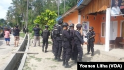 Anggota Brimob Polda Sulawesi Tengah, Sabtu, 7 November 2020, saat melakukan penyisiran di Kelurahan Mamboro, Palu Utara, Kota Palu Sulawesi Tengah, mencari keberadaan 2 DPO teroris MIT. (Foto: dok).