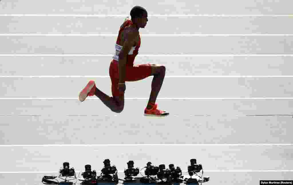 Christian Taylor akiruka katika mashindano ya triple jump wakati wa michezo ya riadha duniani huko Moscow August 18, 2013. 