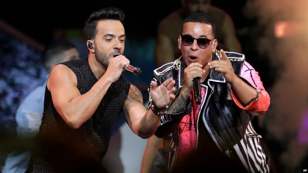 Luis Fonsi (izquierda) y Daddy Yankee actuaron en los Latin Billboard Awards en Coral Gables, Florida, el 27 de abril de 2017.